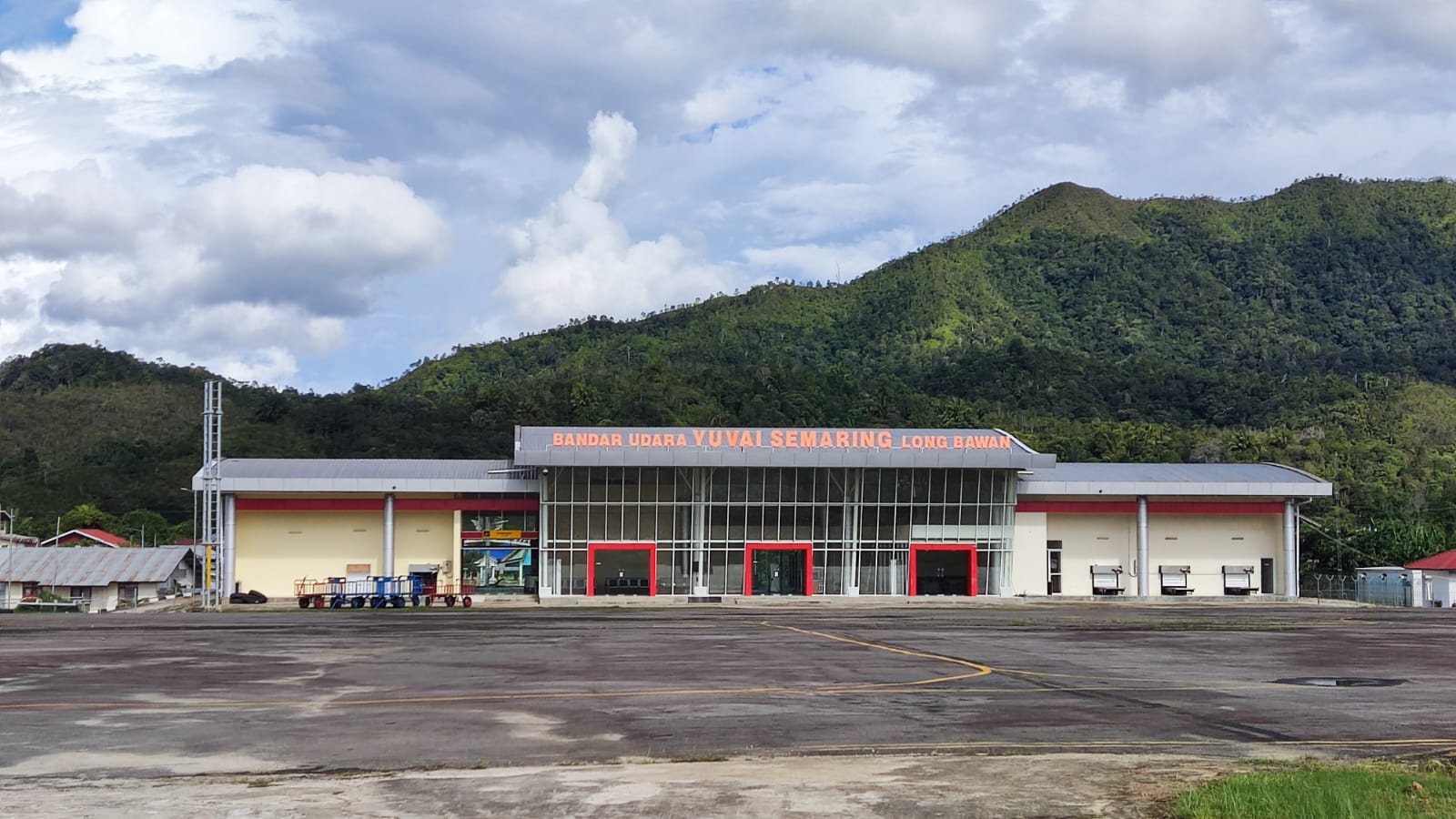 Bandar Udara Yuvai Semaring, Krayan